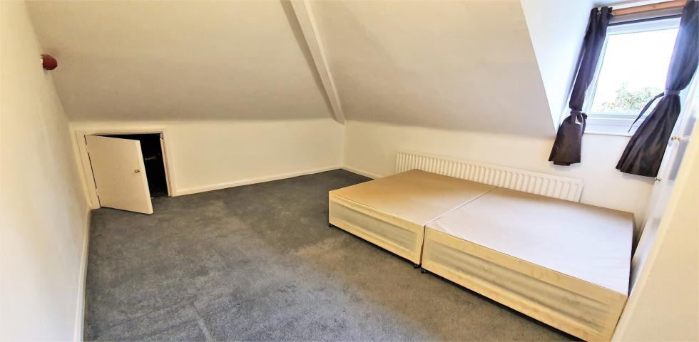 			4 Bedroom, 1 bath, 1 reception Flat			 Aldridge Road Villas, WESTBOURNE PARK / NOTTING HILL