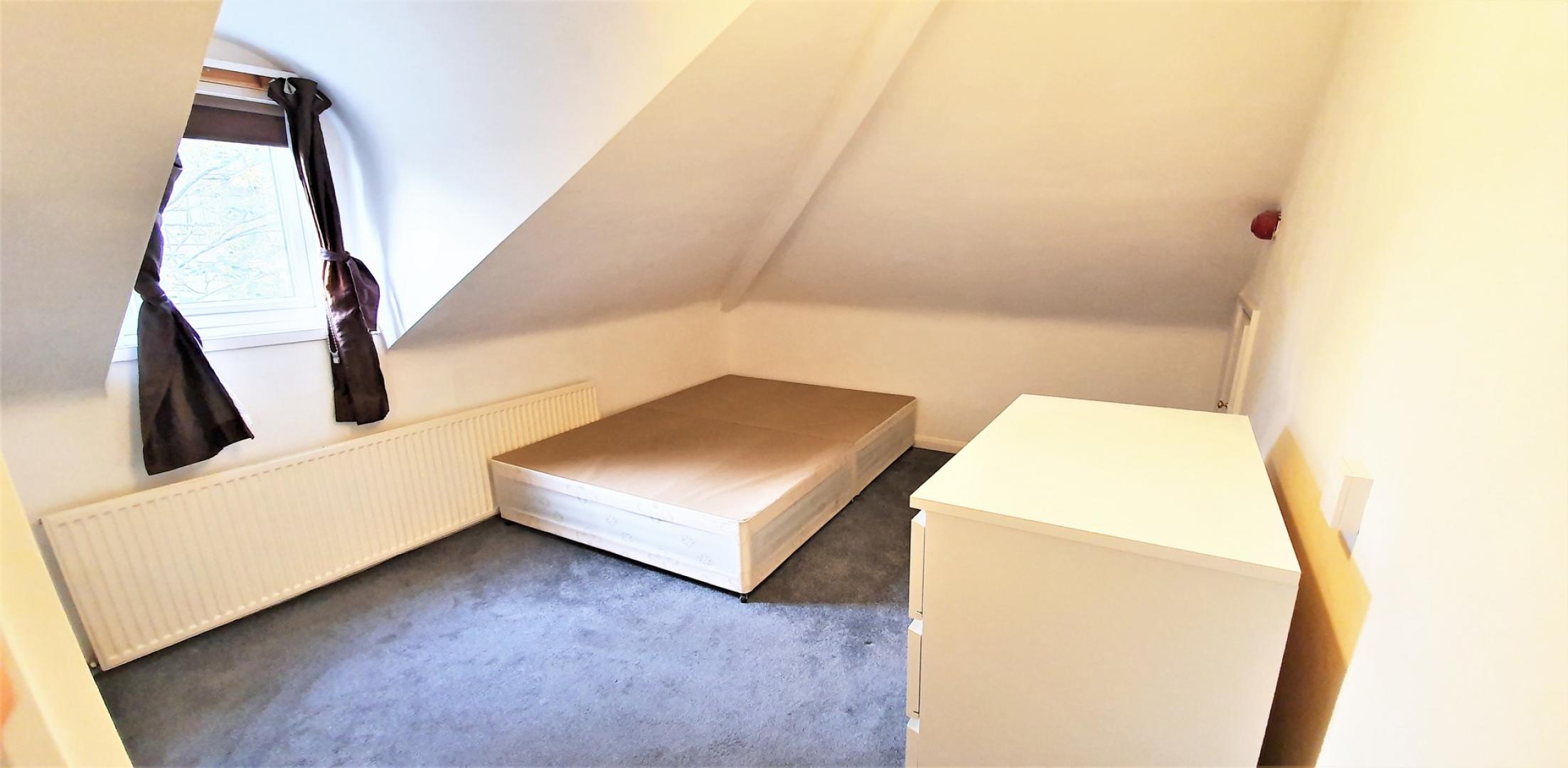 			4 Bedroom, 1 bath, 1 reception Flat			 Aldridge Road Villas, WESTBOURNE PARK / NOTTING HILL