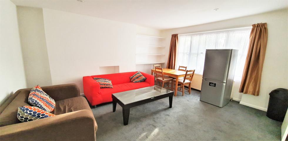 			4 Bedroom, 1 bath, 1 reception Flat			 Aldridge Road Villas, WESTBOURNE PARK / NOTTING HILL