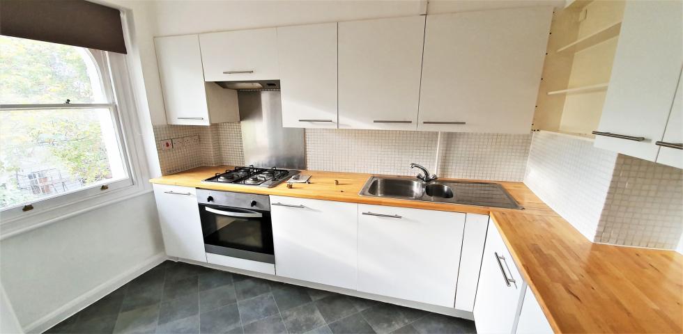 			4 Bedroom, 1 bath, 1 reception Flat			 Aldridge Road Villas, WESTBOURNE PARK / NOTTING HILL