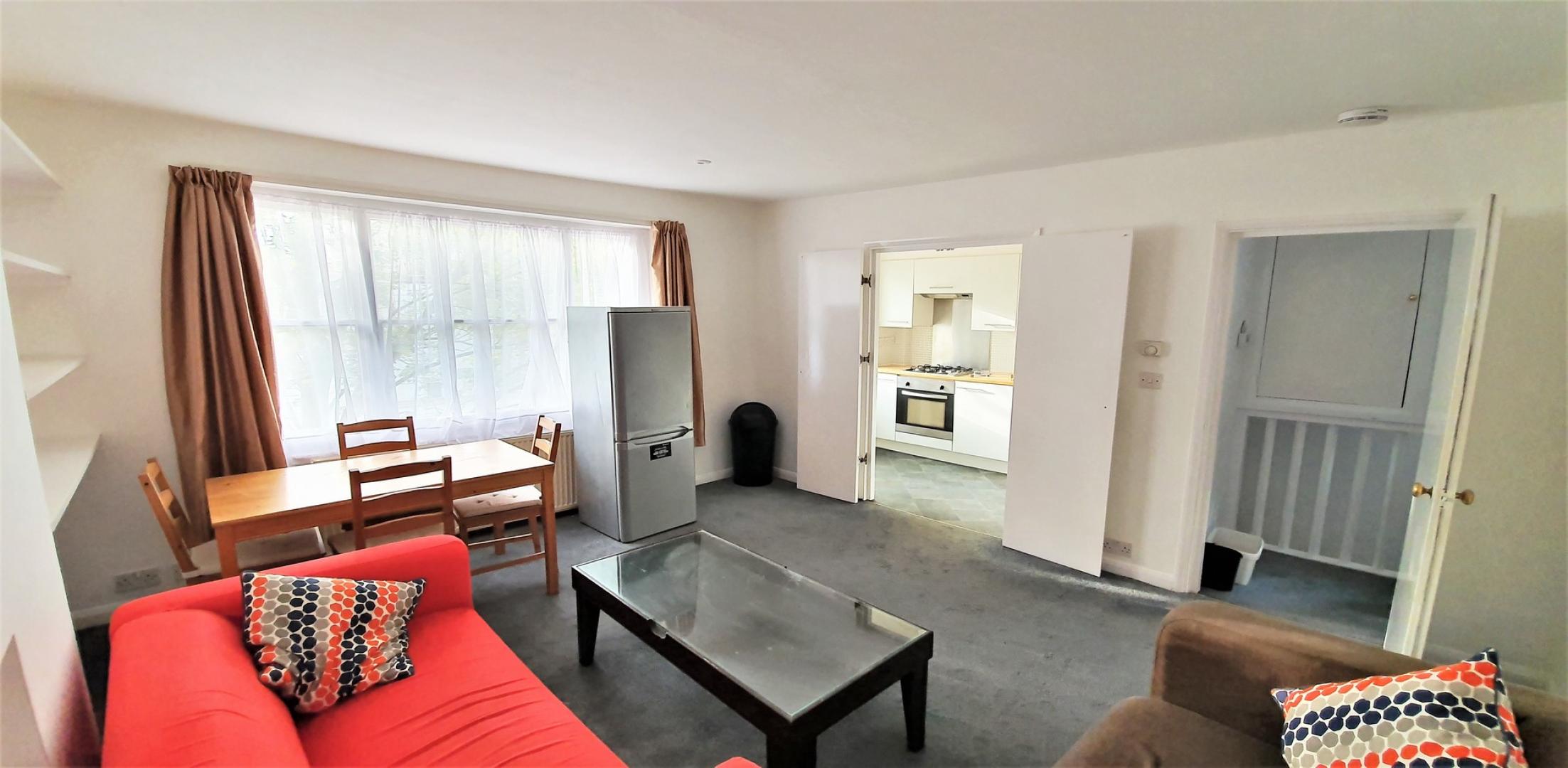 			4 Bedroom, 1 bath, 1 reception Flat			 Aldridge Road Villas, WESTBOURNE PARK / NOTTING HILL