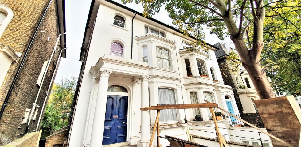 			4 Bedroom, 1 bath, 1 reception Flat			 Aldridge Road Villas, WESTBOURNE PARK / NOTTING HILL