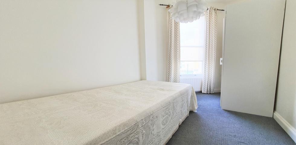 			2 Bedroom, 1 bath, 1 reception Flat			 Kensington Park Road, NOTTING HILL