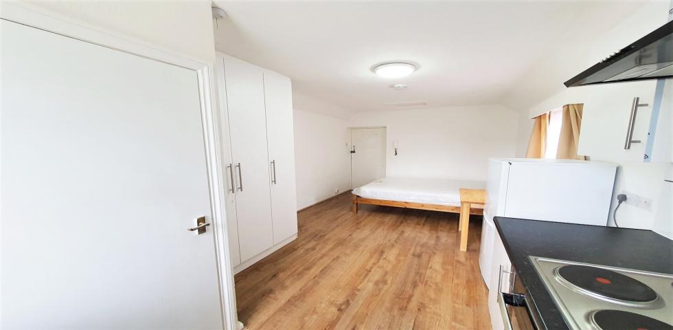 			HEATING & HOT WATER INCLUDED, Studio Apartment, 1 bath, 1 reception Apartment			 Ash Grove , CRICKLEWOOD