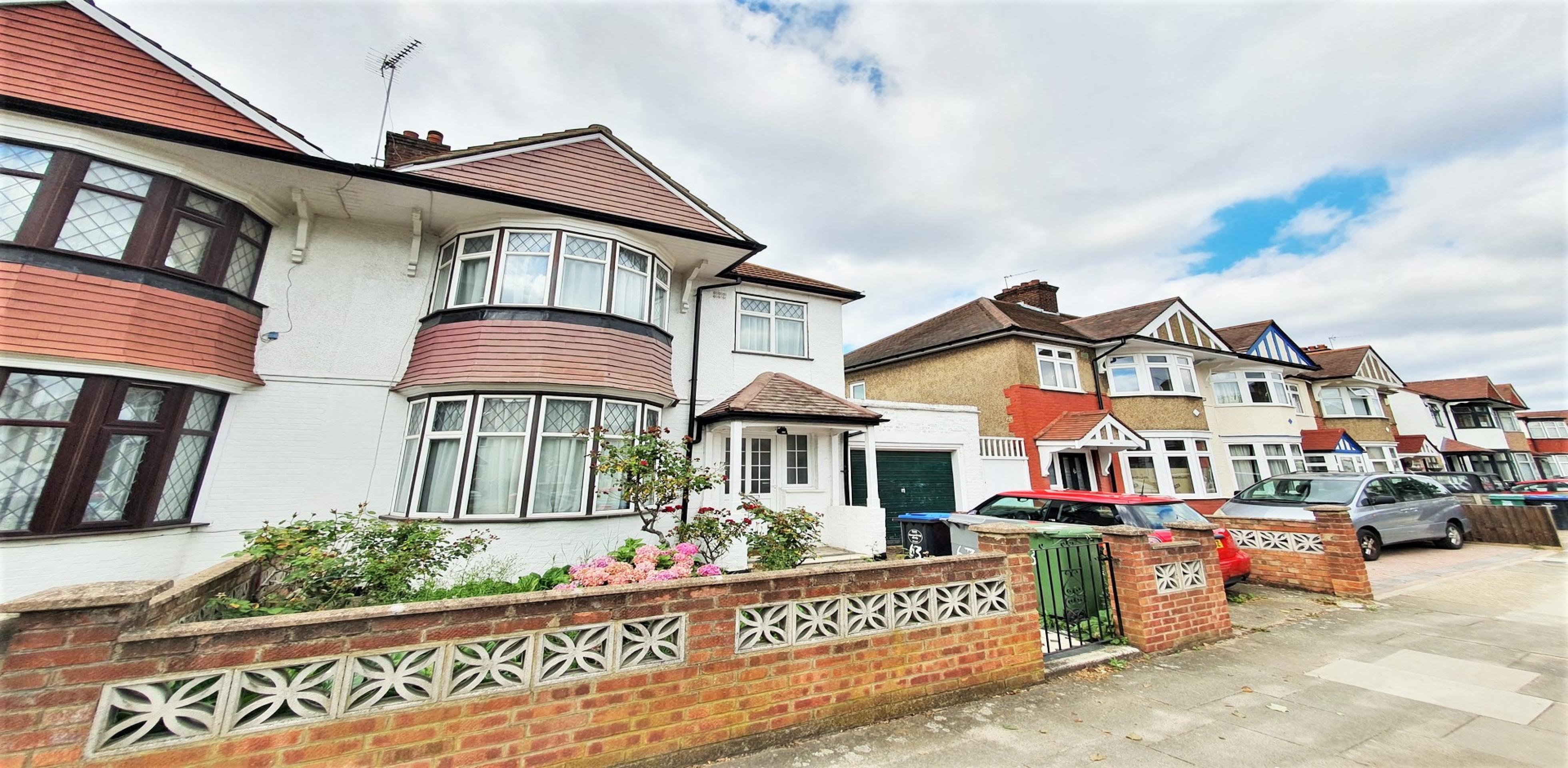 			4 Bedroom, 1 bath, 1 reception House			 Leigh Gardens, Kensal Rise  NW10