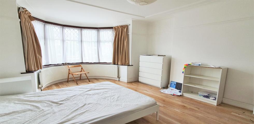 			4 Bedroom, 1 bath, 1 reception House			 Leigh Gardens, KENSAL RISE
