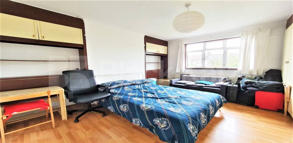 			4 Bedroom, 1 bath, 1 reception House			 Leigh Gardens, KENSAL RISE