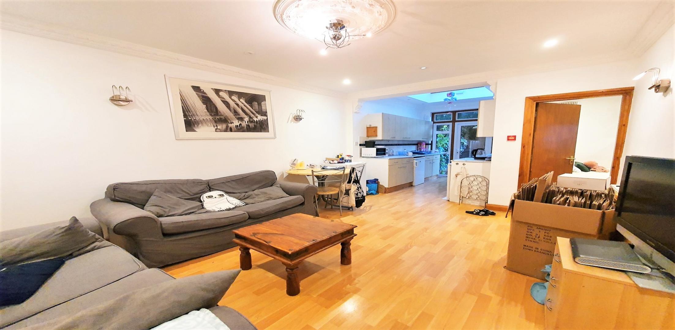 			4 Bedroom, 1 bath, 1 reception Flat			 Powis Gardens, GOLDERS GREEN 