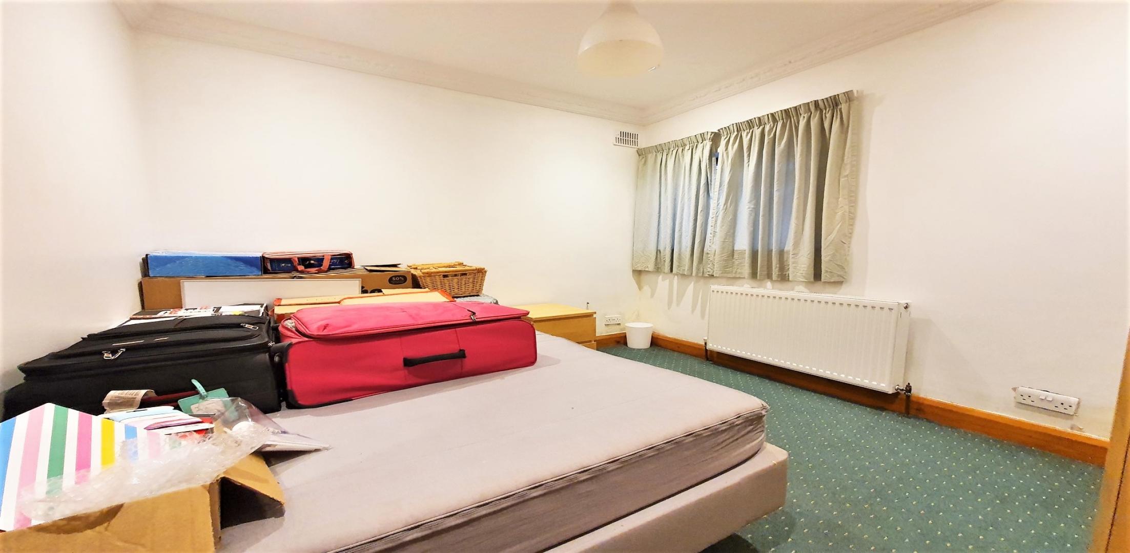 			4 Bedroom, 1 bath, 1 reception Flat			 Powis Gardens, GOLDERS GREEN 