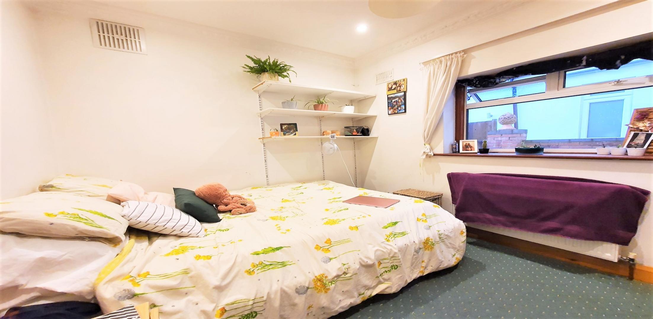 			4 Bedroom, 1 bath, 1 reception Flat			 Powis Gardens, GOLDERS GREEN 