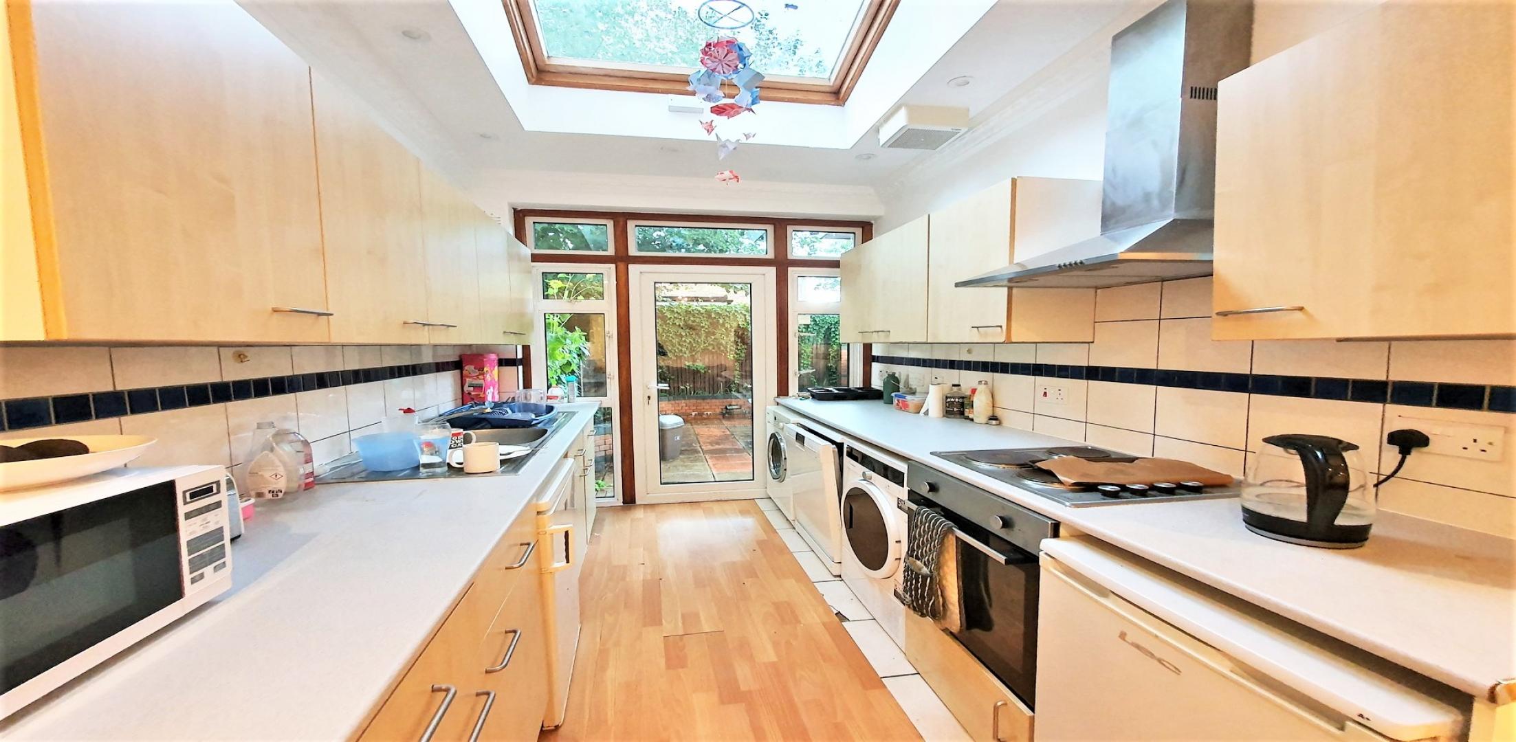 			4 Bedroom, 1 bath, 1 reception Flat			 Powis Gardens, GOLDERS GREEN 