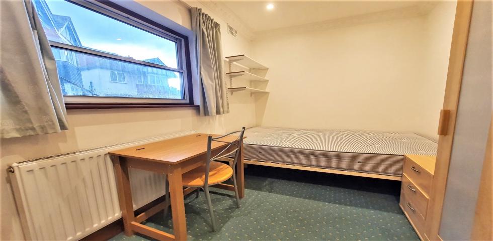 			4 Bedroom, 1 bath, 1 reception Flat			 Powis Gardens, GOLDERS GREEN 