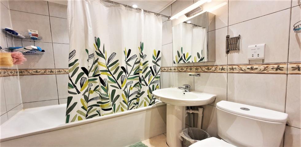 			4 Bedroom, 1 bath, 1 reception Flat			 Powis Gardens, GOLDERS GREEN 