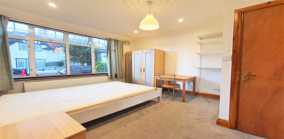 			4 Bedroom, 1 bath, 1 reception Flat			 Powis Gardens, GOLDERS GREEN 