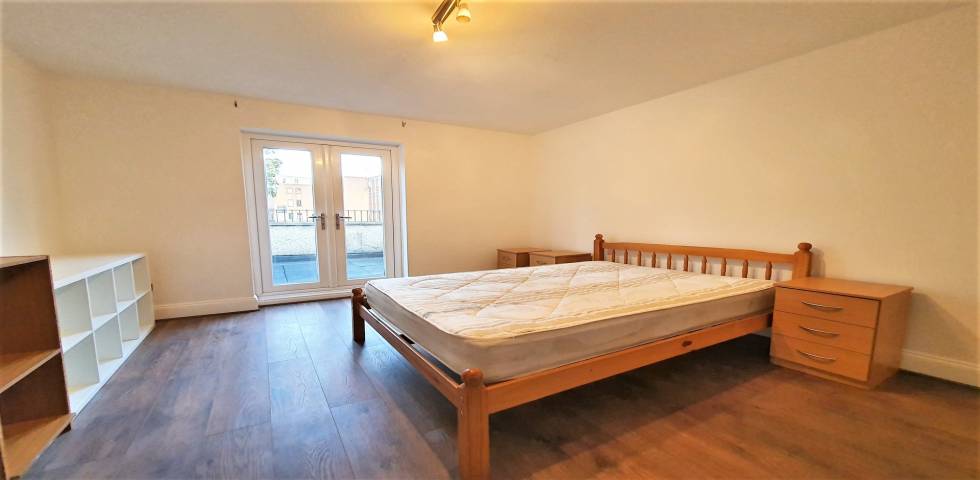 			PRIVATE ROOF TERRACE, 3 Bedroom, 1 bath, 1 reception Flat			 Claremont Road, CRICKLEWOOD
