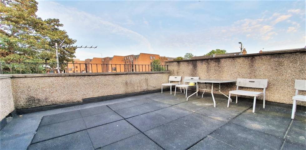 			PRIVATE ROOF TERRACE, 3 Bedroom, 1 bath, 1 reception Flat			 Claremont Road, CRICKLEWOOD