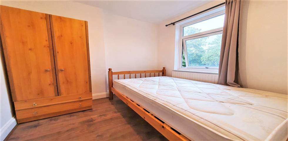 			PRIVATE ROOF TERRACE, 3 Bedroom, 1 bath, 1 reception Flat			 Claremont Road, CRICKLEWOOD