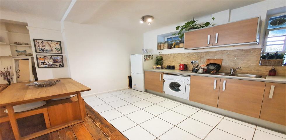 			HEATING and HOT WATER INCLUDED, 2 Bedroom, 1 bath, 1 reception Flat			 Mortimer Crescent, MAIDA VALE / KILBURN PARK