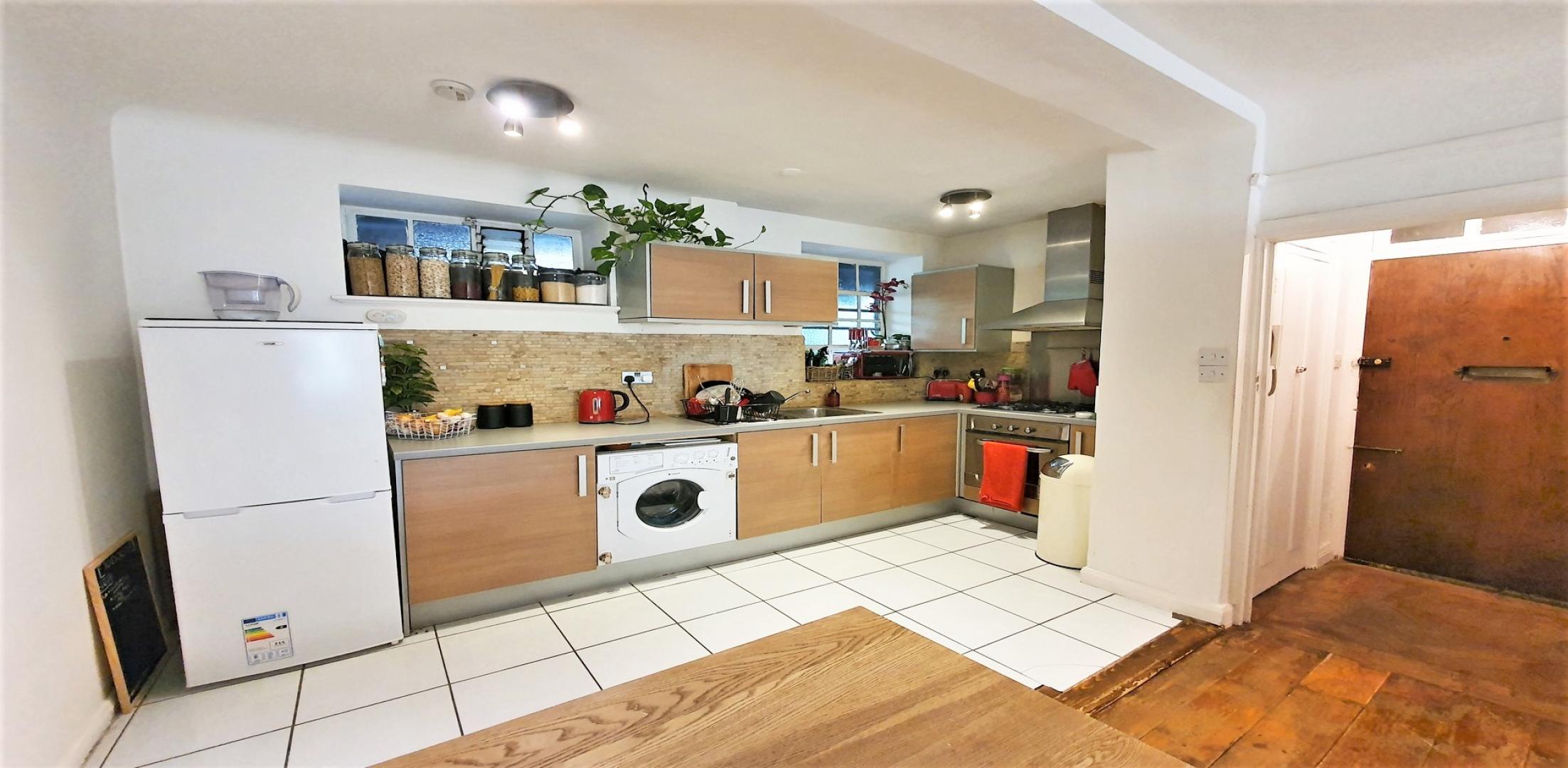 			HEATING and HOT WATER INCLUDED, 2 Bedroom, 1 bath, 1 reception Flat			 Mortimer Crescent, MAIDA VALE / KILBURN PARK