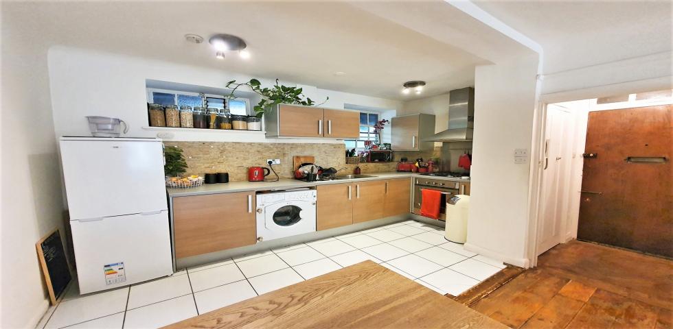 			HEATING and HOT WATER INCLUDED, 2 Bedroom, 1 bath, 1 reception Flat			 Mortimer Crescent, MAIDA VALE / KILBURN PARK