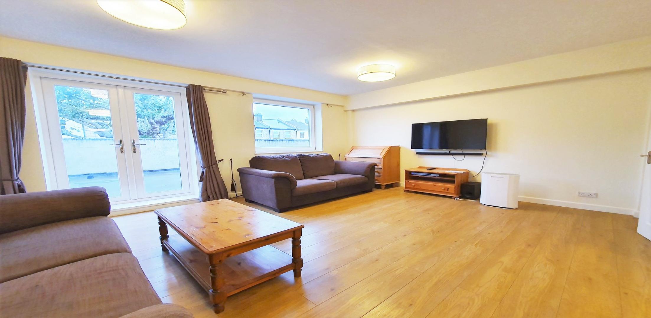 			3 Bedroom, 1 bath, 1 reception Flat			 Viceroy Close, EAST FINCHLEY