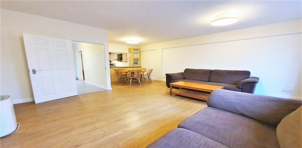 			3 Bedroom, 1 bath, 1 reception Flat			 Viceroy Close, EAST FINCHLEY