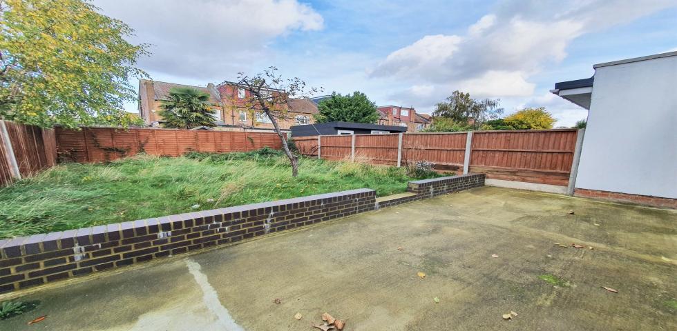 			5 Bedroom, 1 bath, 1 reception House			 Burnley Road, DOLLIS HILL