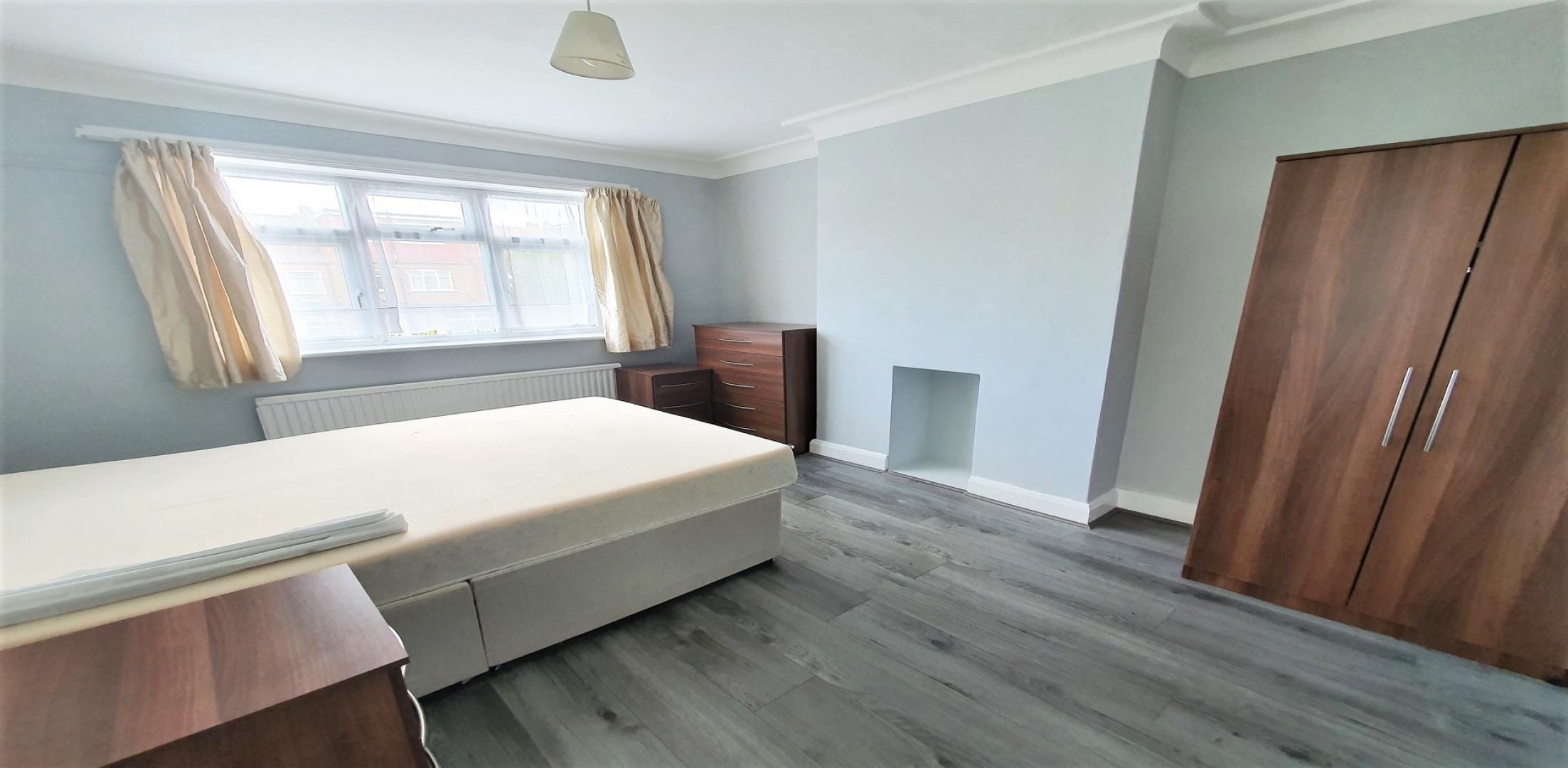 			5 Bedroom, 1 bath, 1 reception House			 Burnley Road, DOLLIS HILL