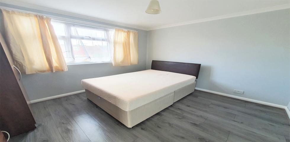 			5 Bedroom, 1 bath, 1 reception House			 Burnley Road, DOLLIS HILL