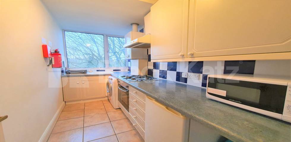 			2 Bedroom, 1 bath, 1 reception 			 Mapesbury Road,  Teignmouth Court  NW2