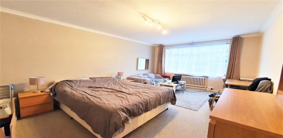			HEATING and HOT WATER INCLUDED, 3 Bedroom, 1 bath, 1 reception Flat			 Willesden Lane, BRONDESBURY