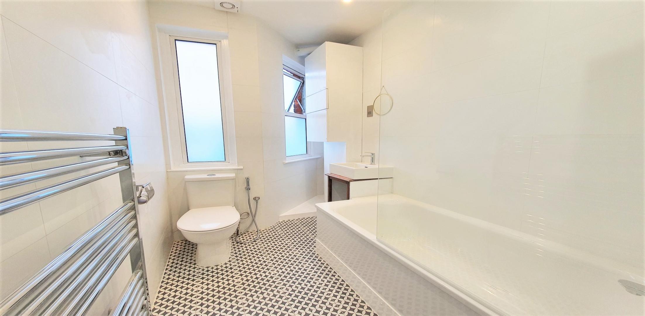 			3 Bedroom, 2 bath, 1 reception Flat			 Ballards Lane, NORTH FINCHLEY 