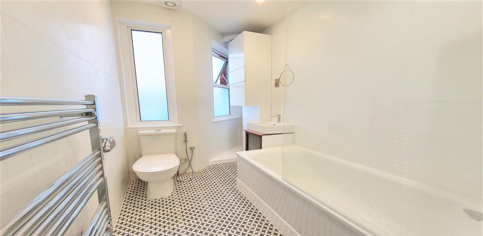 			3 Bedroom, 2 bath, 1 reception Flat			 Ballards Lane, NORTH FINCHLEY 