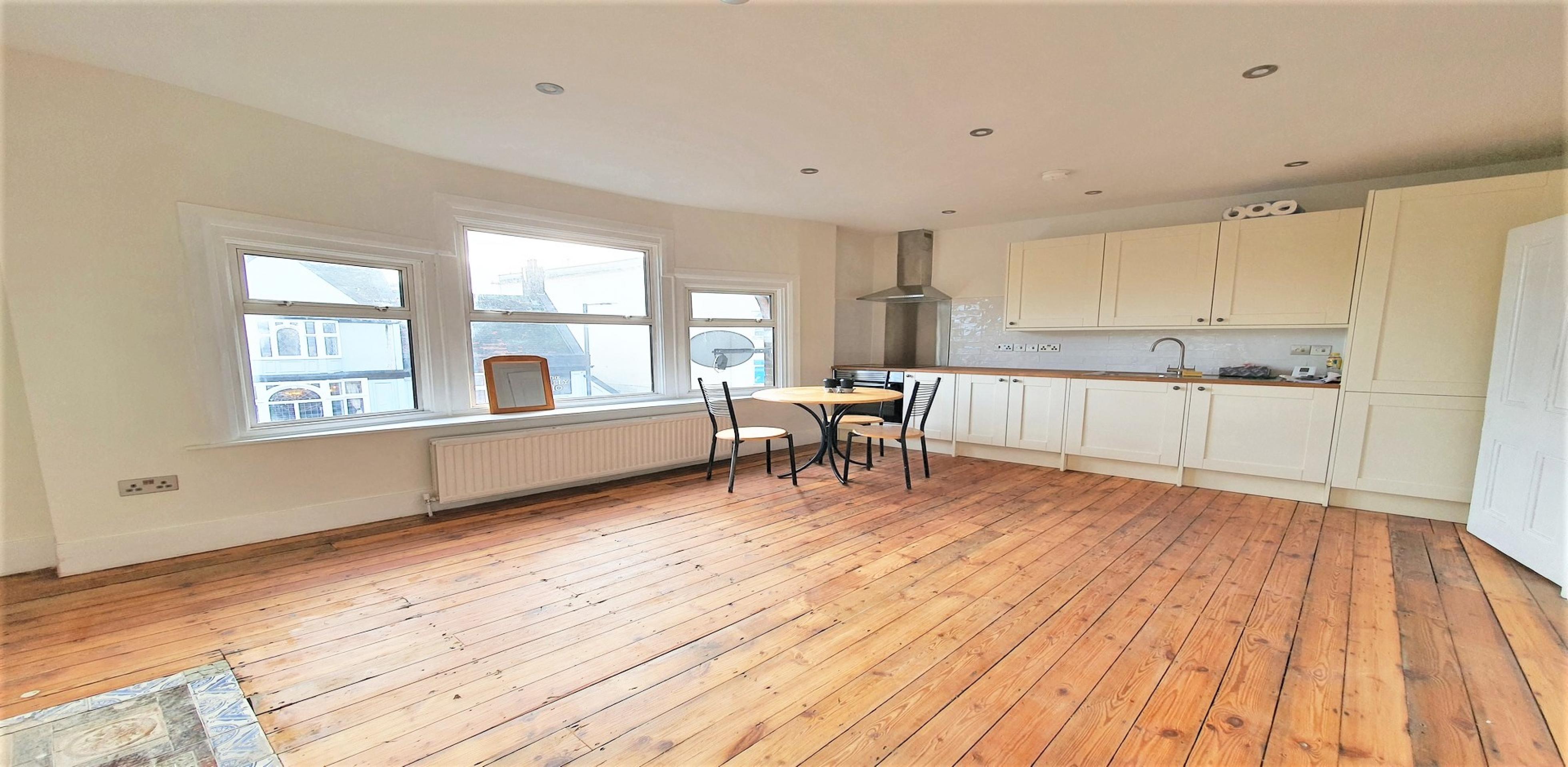 			3 Bedroom, 2 bath, 1 reception Flat			 Ballards Lane, NORTH FINCHLEY  N12