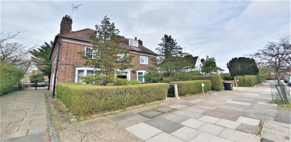 			NEW INSTRUCTION, 2 Bedroom, 2 bath, 1 reception Flat			 Willifield Way, HAMPSTEAD GARDEN SUBURB / TEMPLE FORTUNE