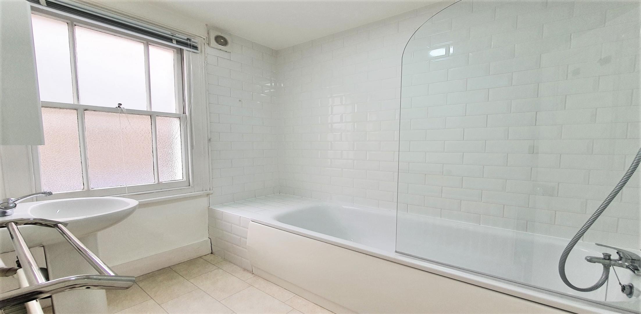 			2 Bedroom, 1 bath, 1 reception Apartment			 Victoria Road , QUEENS PARK