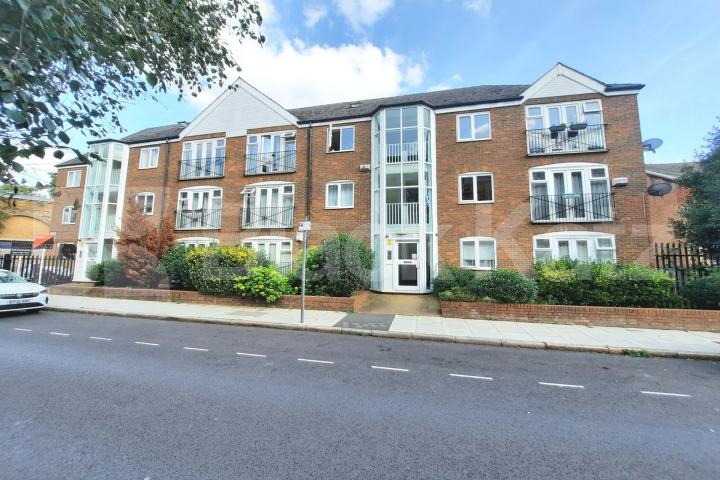 Prime location on the corner of the ever popular Bermondsey Street  Three Bridges, Whites Grounds, London Bridge