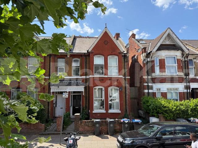 A well-presented self-contained studio apartment available to rent in the sought-after area of Harlesden Gardens, NW10.This bright and spacious studio offers comfortable open-plan living, featuring a modern fitted kitchen and a private bathroom, maki Harlesden Gardens, London, NW10,  London