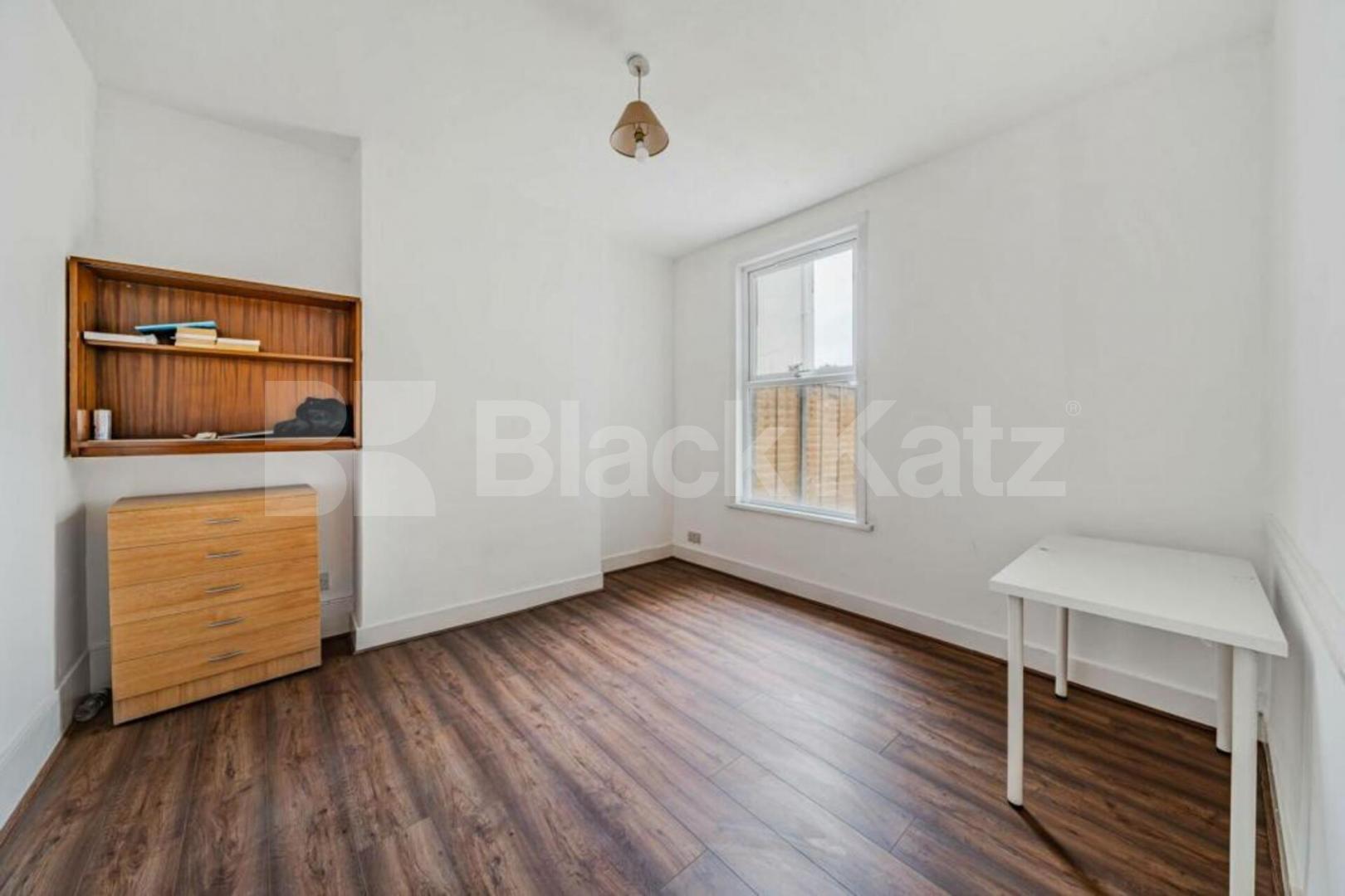 Spacious three bedroom flat with wood floors,modern kitchen & mins to tube  Highgate Road, Kentish Town