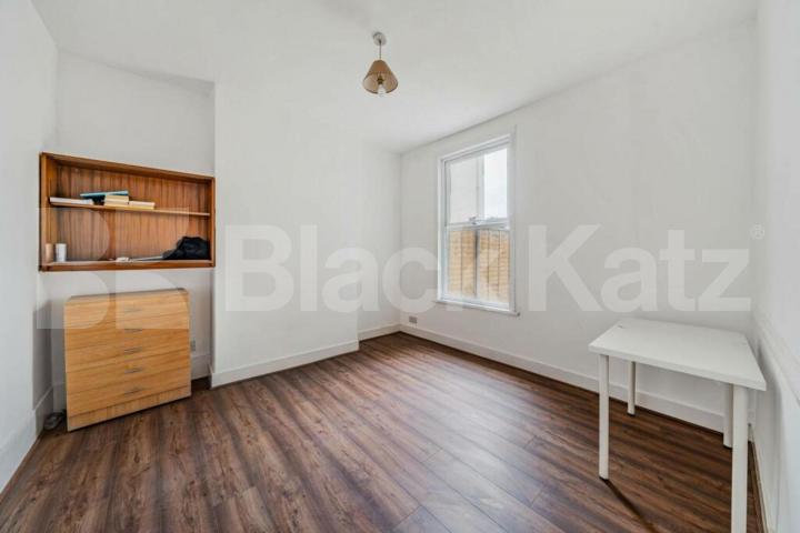 Spacious three bedroom flat with wood floors,modern kitchen & mins to tube  Highgate Road, Kentish Town