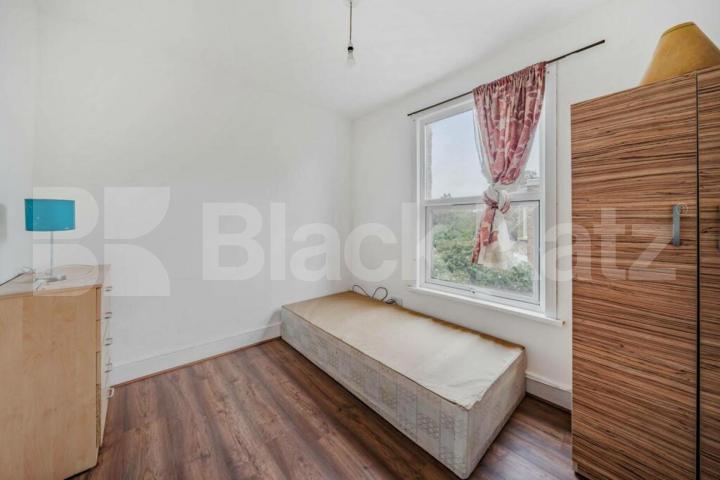 Spacious three bedroom flat with wood floors,modern kitchen & mins to tube  Highgate Road, Kentish Town