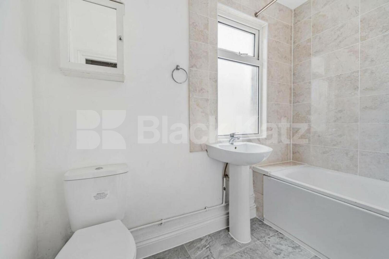 Spacious three bedroom flat with wood floors,modern kitchen & mins to tube  Highgate Road, Kentish Town