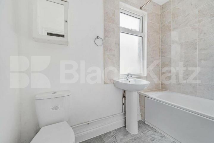 Spacious three bedroom flat with wood floors,modern kitchen & mins to tube  Highgate Road, Kentish Town