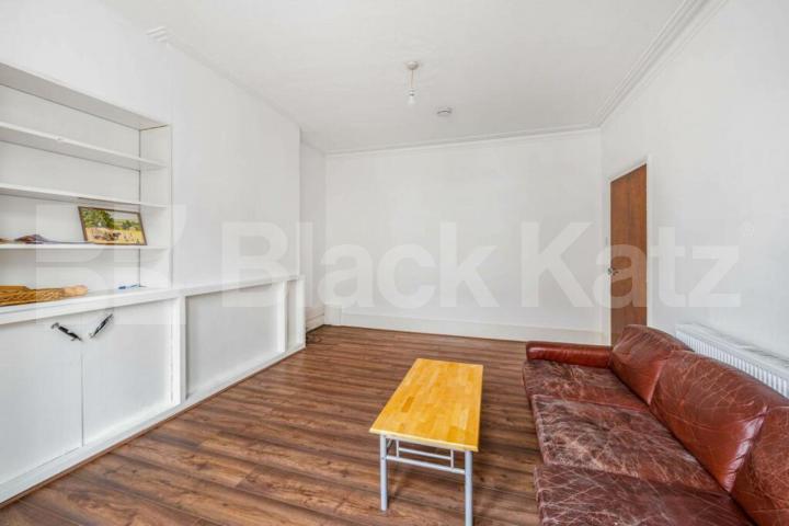 Spacious three bedroom flat with wood floors,modern kitchen & mins to tube  Highgate Road, Kentish Town