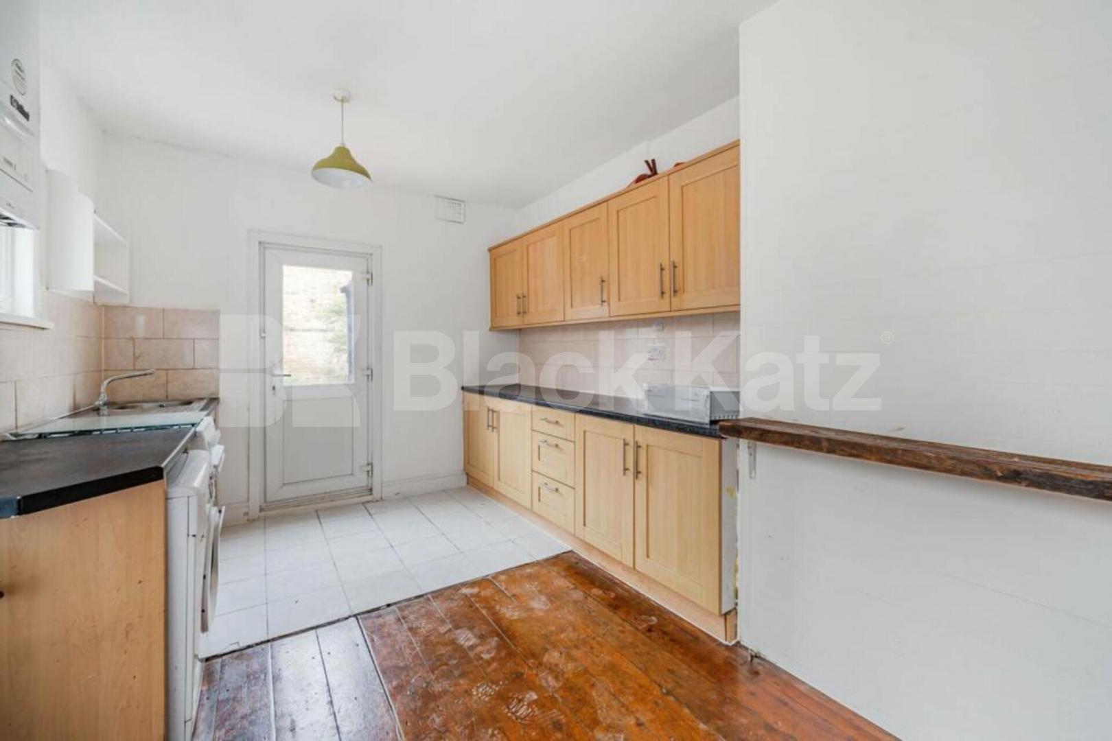 Spacious three bedroom flat with wood floors,modern kitchen & mins to tube  Highgate Road, Kentish Town