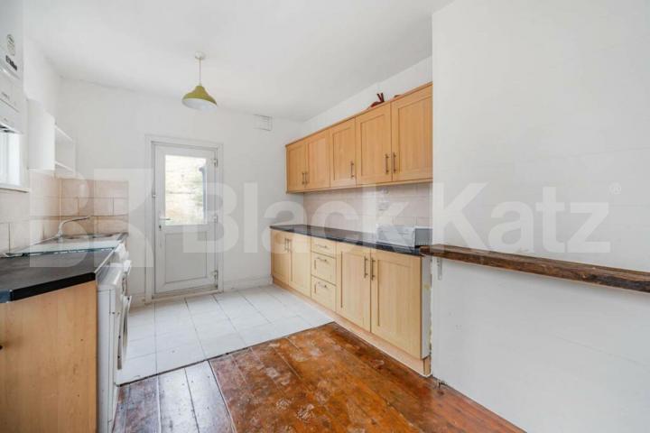 Spacious three bedroom flat with wood floors,modern kitchen & mins to tube  Highgate Road, Kentish Town