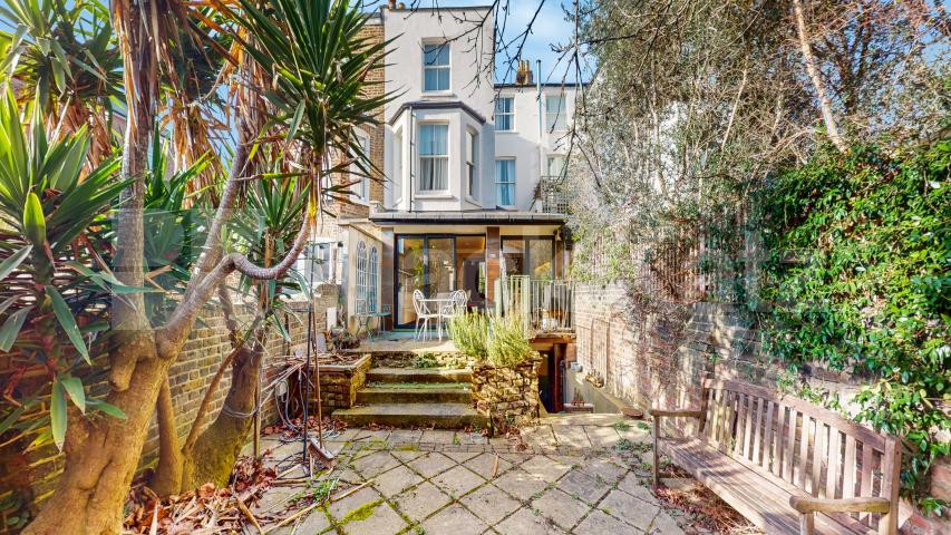 Impressive Six Bedroom House with Four Bathrooms Dalgarno Gardens, North Kensington 