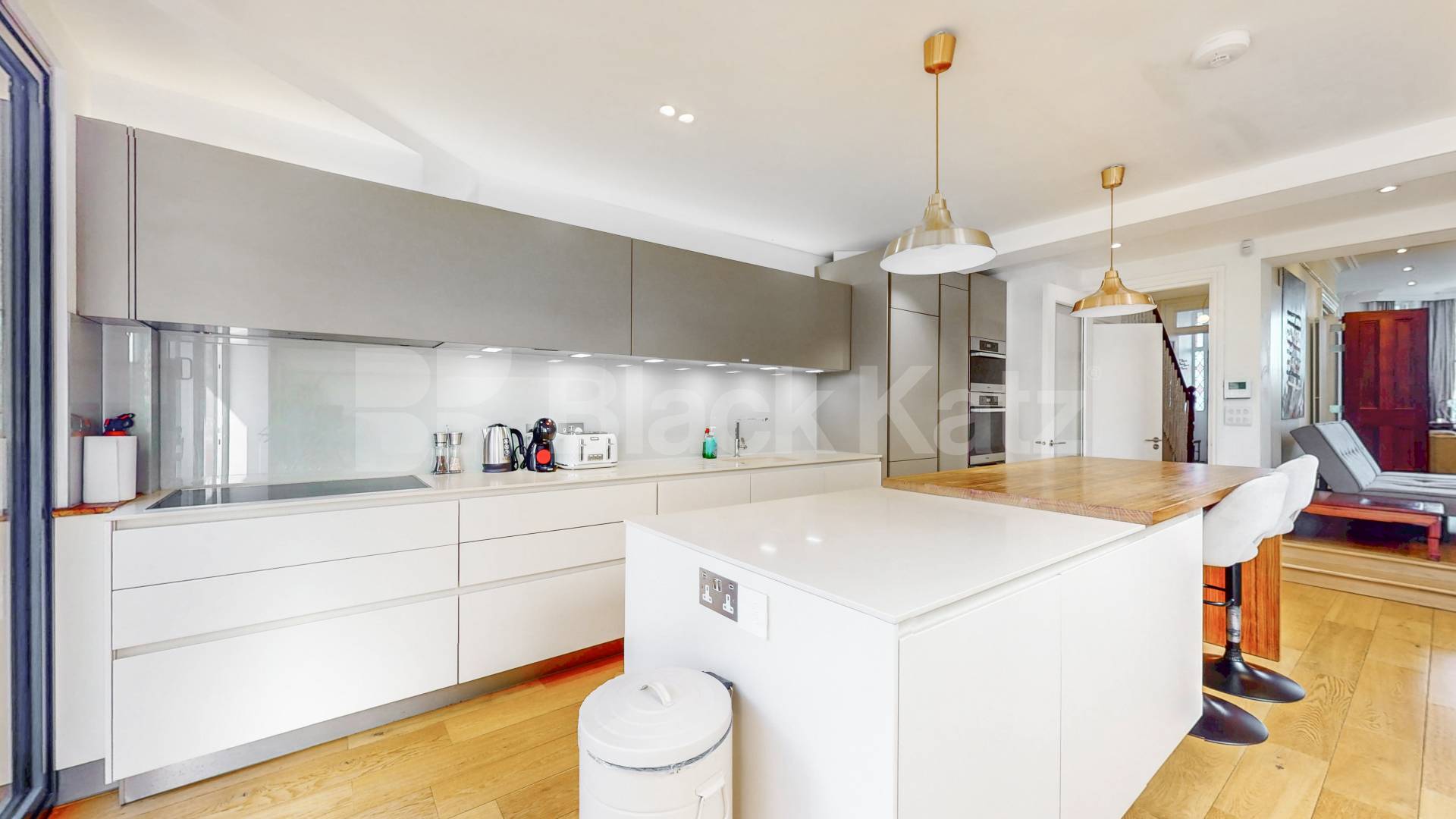 Impressive Six Bedroom House with Four Bathrooms Dalgarno Gardens, North Kensington 
