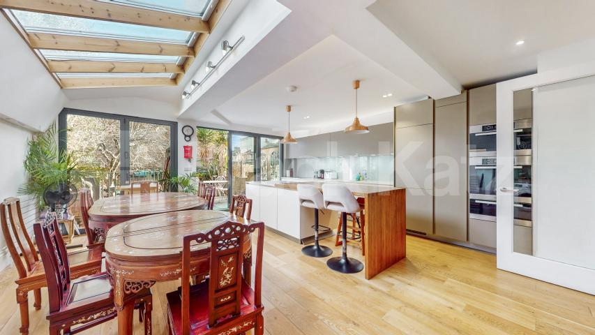 Impressive Six Bedroom House with Four Bathrooms Dalgarno Gardens, North Kensington 