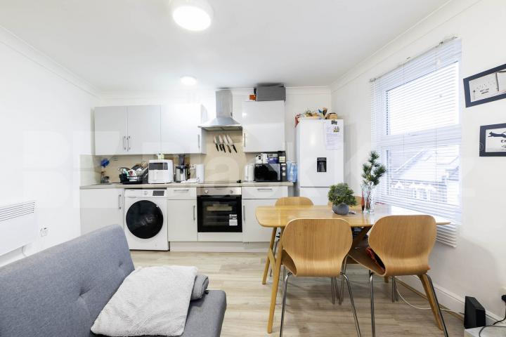 			2 Bedroom, 1 bath, 1 reception 			 High Road,  London  NW10